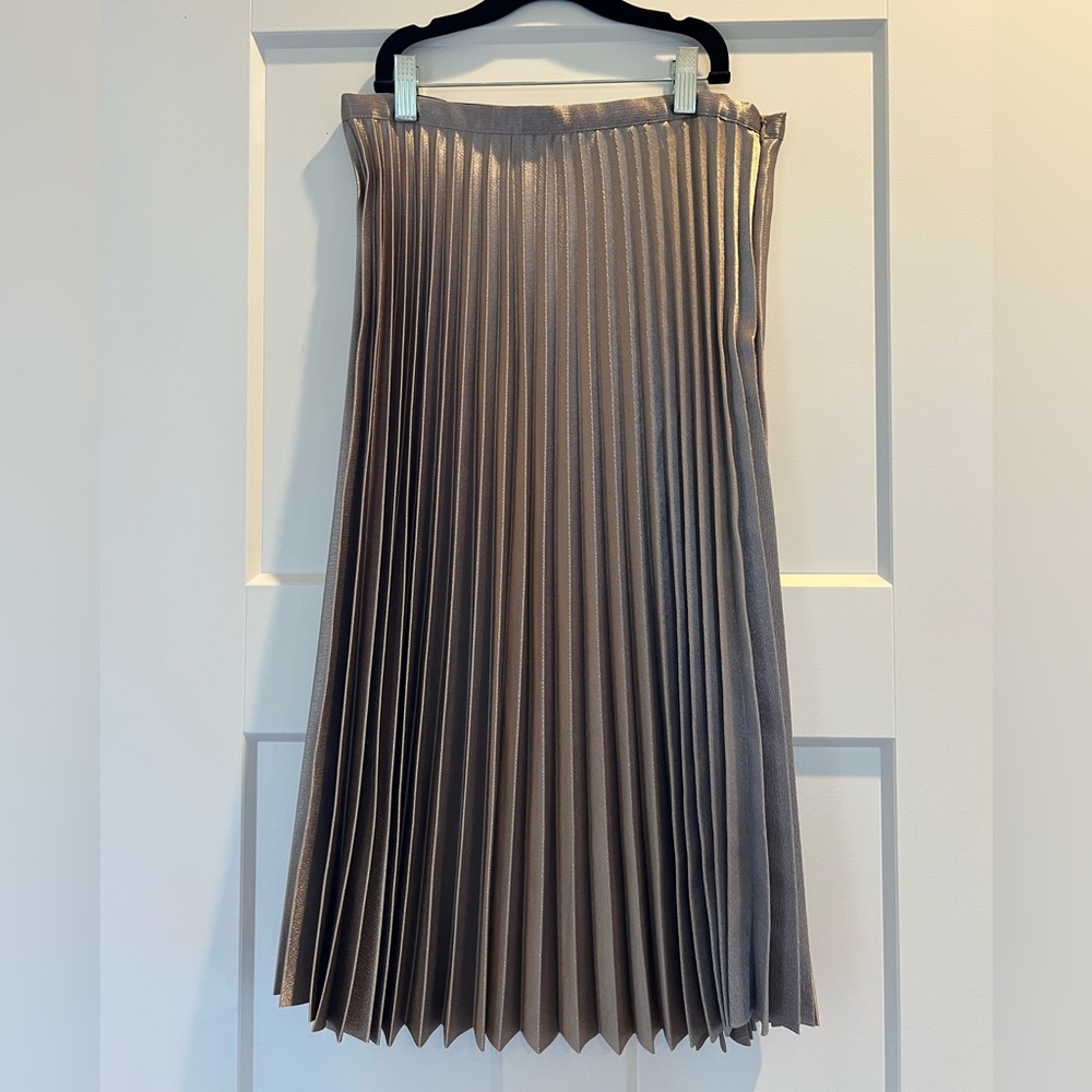 Banana Republic Metallic Pleated Skirt in Silver